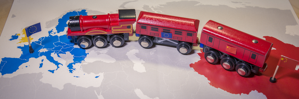 Tren de juguete que conecta Europa y China. Simbolizando la Nueva Ruta de la Seda o un cinturón, una ruta, la inversión estratégica china en el siglo XXI. Proyecto económico para conectar la UE, Asia Central y China